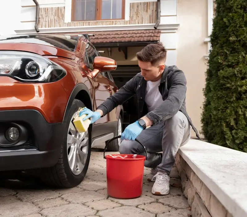 Lavage auto à domicile Lézignan : professionnel intervenant sur un véhicule